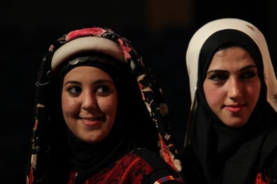 palestinian women in traditional dress