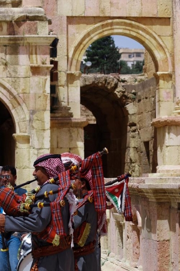 bedouin play bagpipe