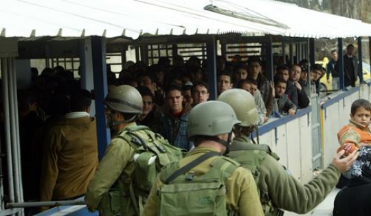 palestinians at israeli military checkpoint