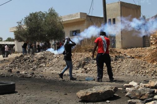 Palestinian youth fighting