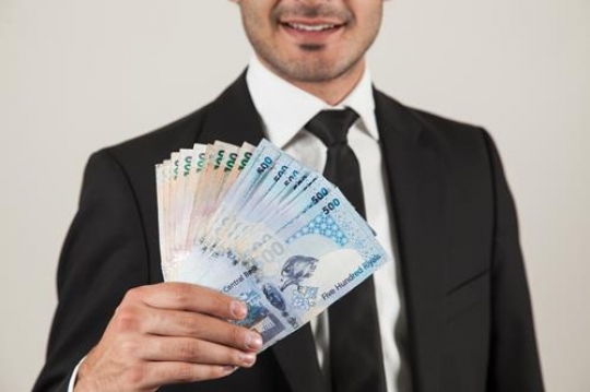 man hands holding uae currency note