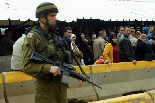 palestinians at israeli military checkpoint