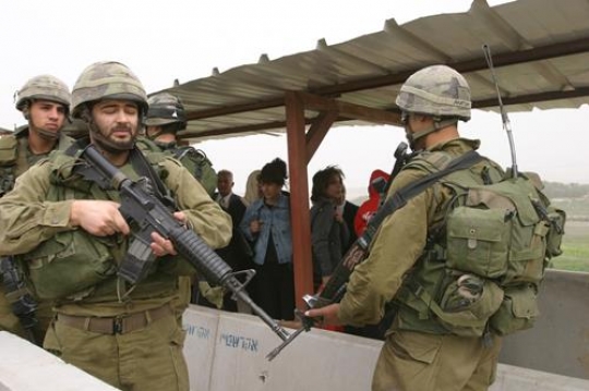 Palestinians at Israeli military checkpoint