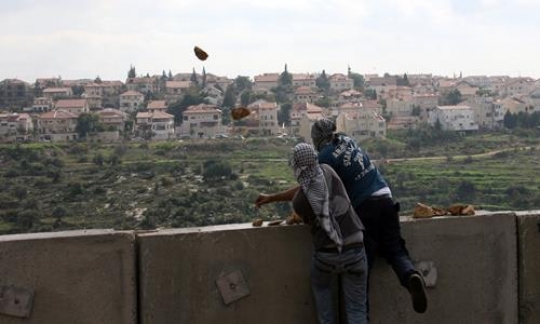 palestinians youth throwing stones