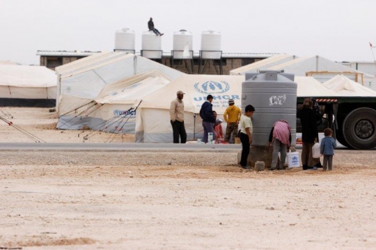 kids filling water in refugee camp