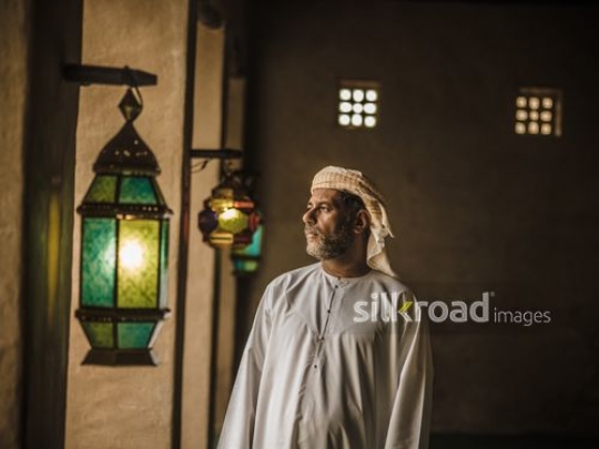 Old man with lanterns|-