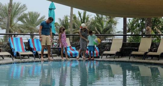 Western family by the pool|-