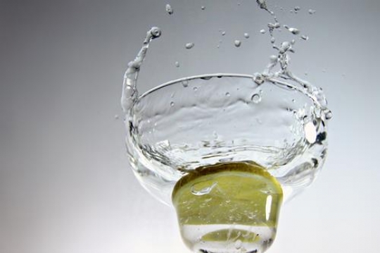 Lemon slice dropped into water