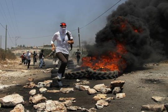 Palestinian burning tires
