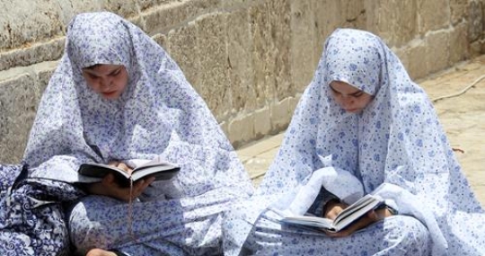Women read the Quran