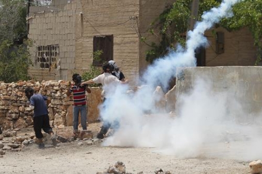 Palestinians throw back Israel