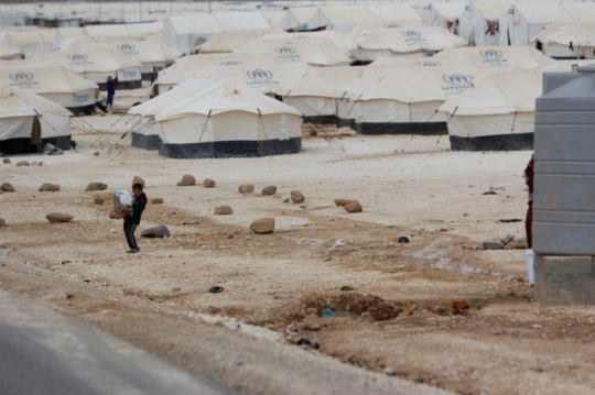 kid in refugee camp