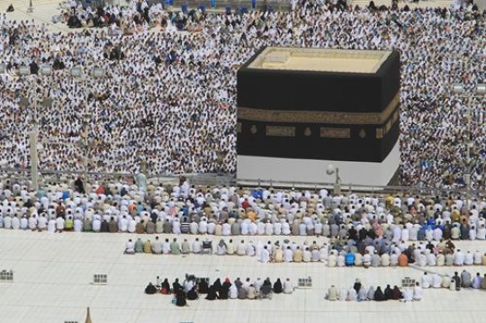 pilgrims pray at haram mosque,saudi Arabia
