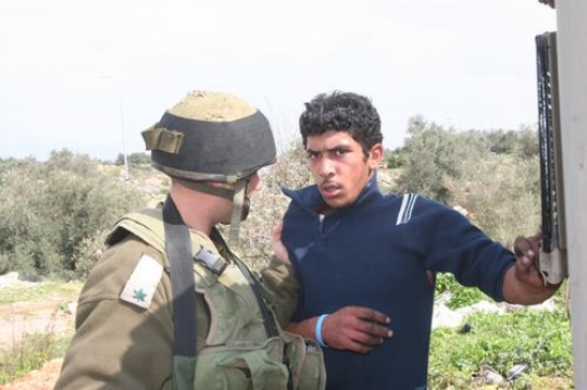 israeli soldier holding palestinian youth