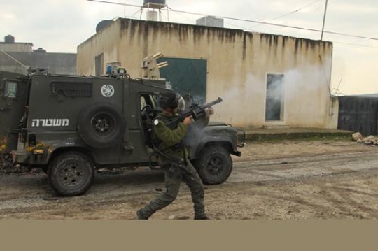 israeli soldier holding weapon